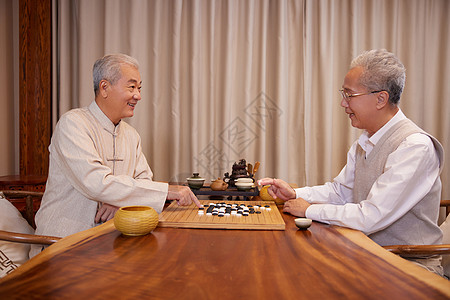 老年聚会一起下围棋图片