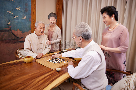 老年聚会一起下围棋图片