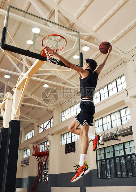 篮球选手起跳扣篮