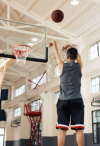 篮球运动青年投篮背影图片素材