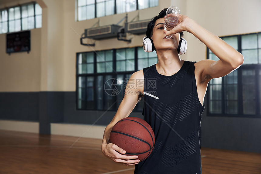 篮球运动员在球场上喝水图片