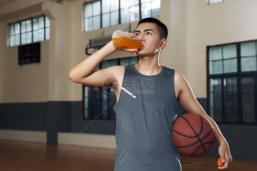 篮球青年喝功能性饮料图片