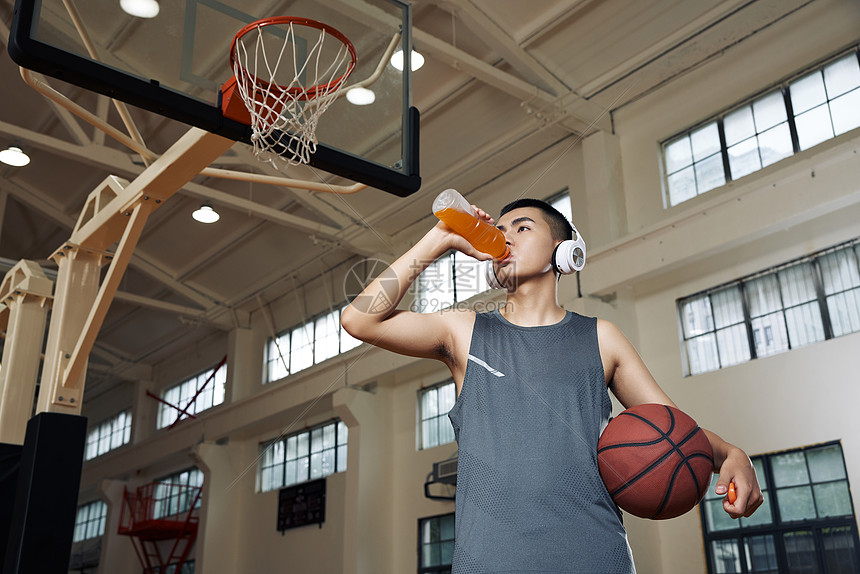篮球青年喝水图片