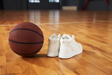 室内篮球场地板上的篮球和篮球鞋高清图片