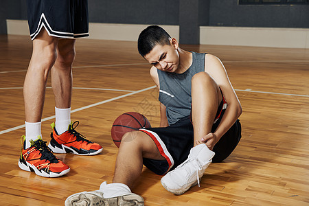 篮球运动青年打球受伤图片