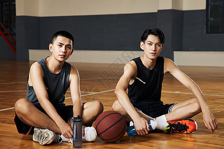 两个篮球运动青年中场休息图片