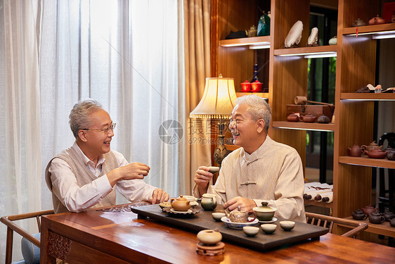 老年好友聚会一起喝茶聊天图片