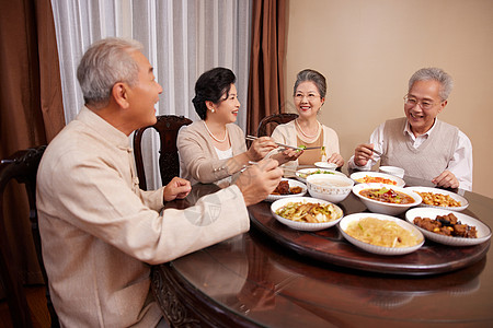 老年人餐桌聚会开心聊天图片