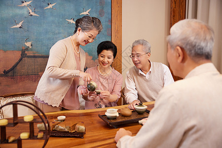 老年好友聚会一起开心喝茶聊天高清图片