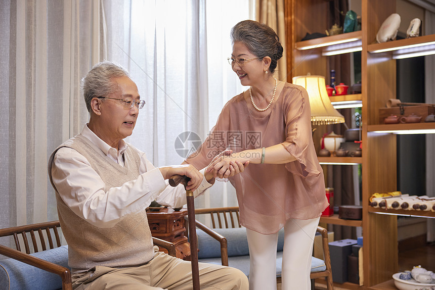 晚年生活老人照顾搀扶对方图片