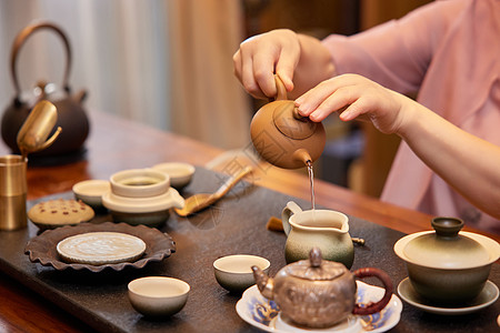 老人在家泡茶喝茶手部特写高清图片