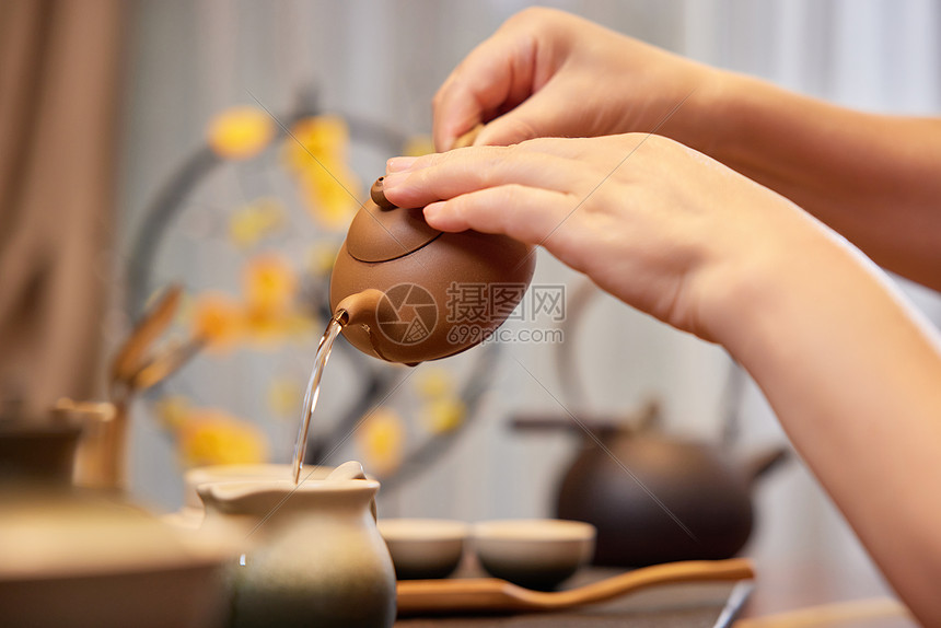 老人在家泡茶喝茶手部特写图片