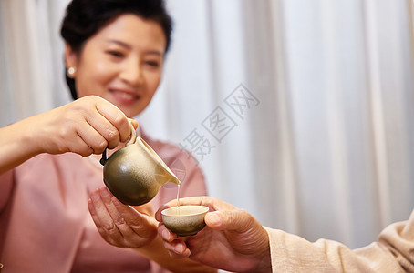老人在家喝茶手部特写图片