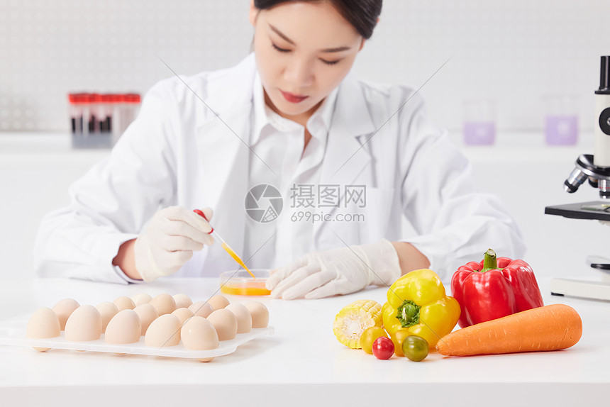 美女营养学家鸡蛋食品检测图片