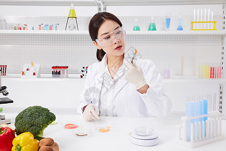美女营养学家调配化学试剂图片素材