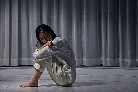 心情孤独一个人在家孤独的女性背景