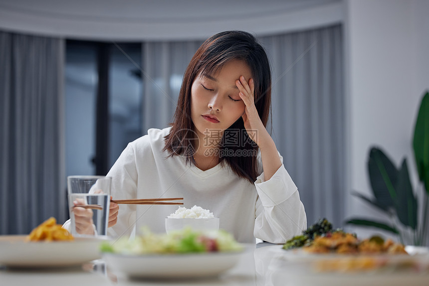 孤独女性一个人在家吃完饭图片