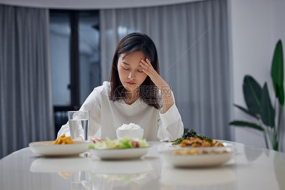 孤独女性一个人在家吃完饭图片