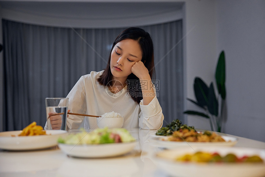 孤独女性一个人在家吃完饭图片