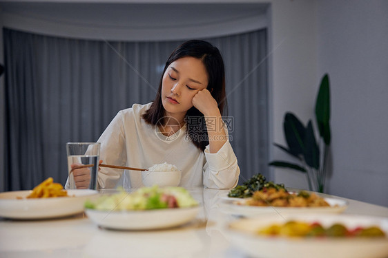 孤独女性一个人在家吃完饭图片