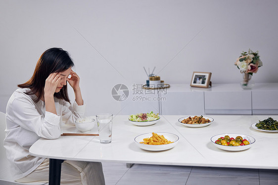 孤独女性一个人在家吃完饭图片