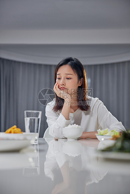 孤独女性一个人在家吃完饭图片