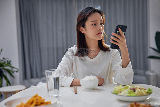 打电话催丈夫回家的女性图片