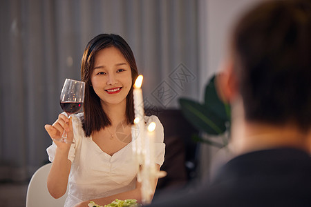 情侣开心享受烛光晚餐图片