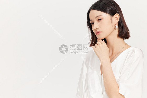 气质美女耳钉展示图片