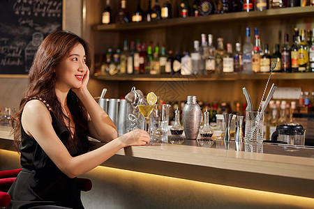年轻美女酒吧喝酒图片素材