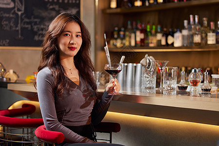 酒吧聊天年轻美女酒吧喝酒背景