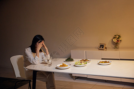 女性在家一个人吃晚餐图片