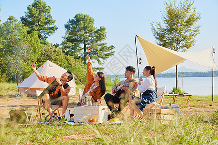 年轻人节日户外野餐露营图片
