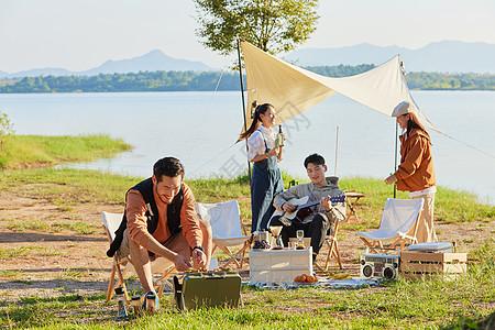 郊游野餐美食青年男女户外野餐烧烤背景