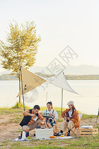年轻人节日户外野餐露营图片
