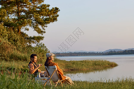 年轻情侣湖边享受大自然背景