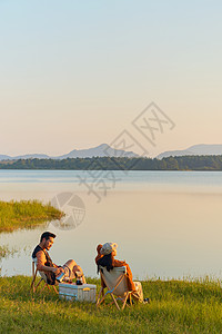 湖边的情侣年轻情侣旅行湖边享受大自然背景