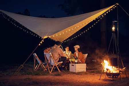 野外帐篷年轻人夜晚露营篝火派对背景