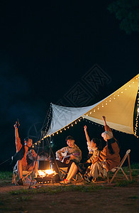 年轻人夜晚露营篝火派对图片
