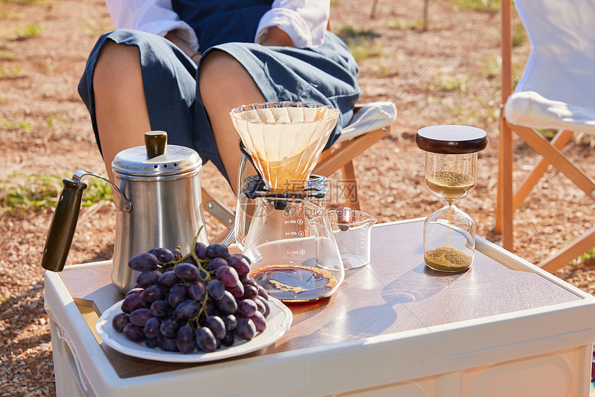 户外野餐手冲咖啡工具和葡萄图片