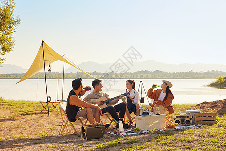 年轻人湖边野餐娱乐图片