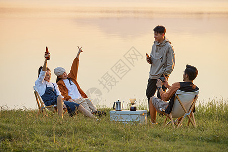 年轻人傍晚在湖边聚会开心聊天图片