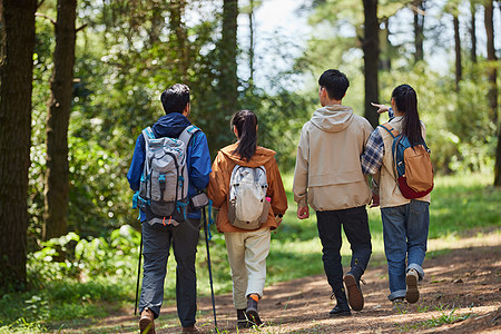 登山背影青年朋友结伴户外徒步背影背景