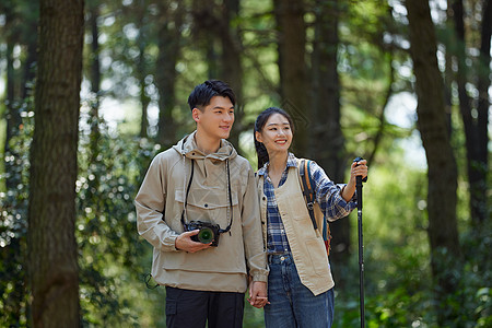 年轻情侣徒步旅行图片