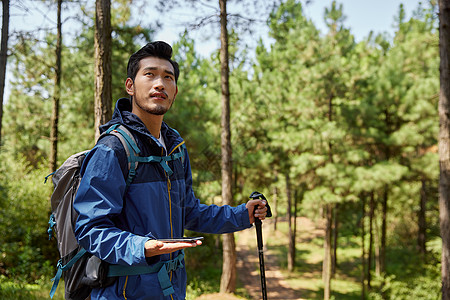 登山人物男青年旅行使用指南针背景