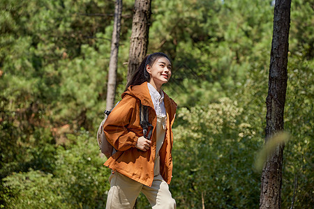 年轻女生户外徒步旅行登山图片