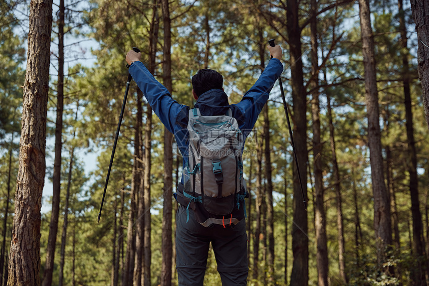 年轻男性户外徒步旅行背影图片