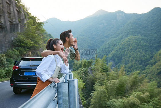 年轻情侣自驾旅行图片