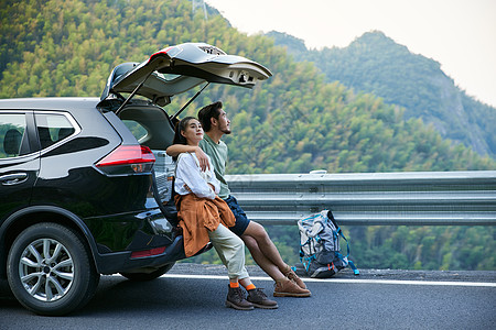 年轻情侣自驾旅行图片素材