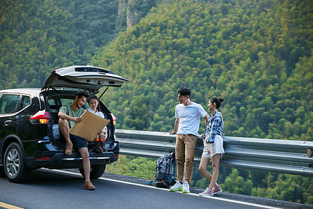汽车旅行青年男女结伴自驾旅行背景
